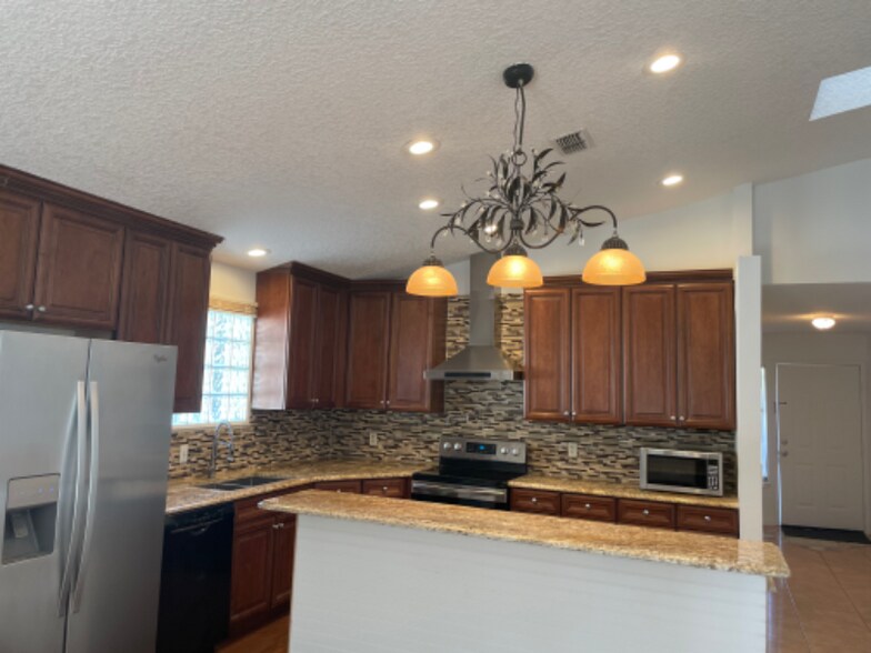 Building Photo - 1902 Ashmore Green Dr