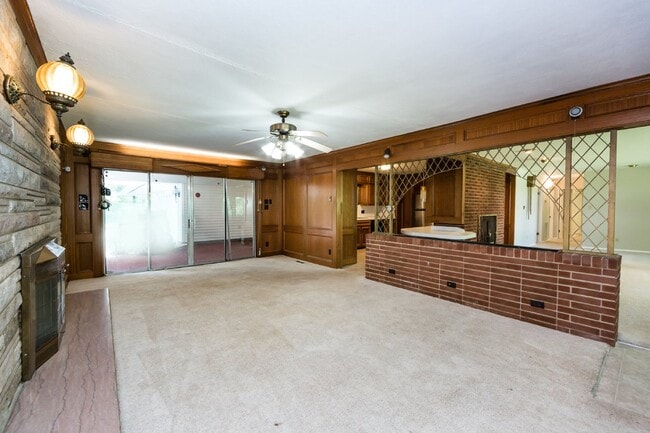 Building Photo - "Charming 3-Bedroom Oasis with 2 Full Baths – Spacious 2,295 Sq Ft Home in Charlotte's Heart!"
