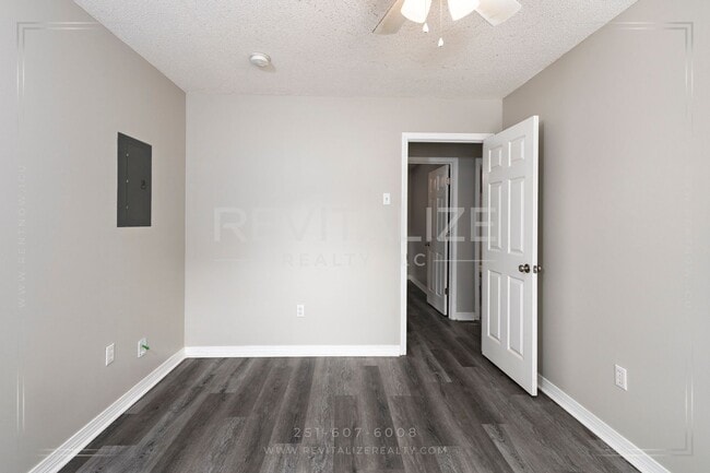 Building Photo - Newly Renovated Brick Home!