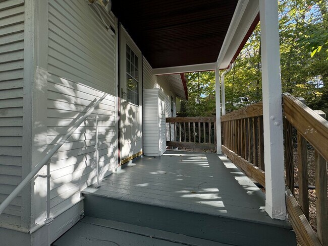 Building Photo - 5 Bedroom Rental in Moline