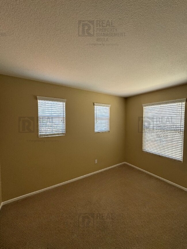 Building Photo - Ideal Layout! 4 Bedroom Home with Main Floor Bed/Bath & Open Loft