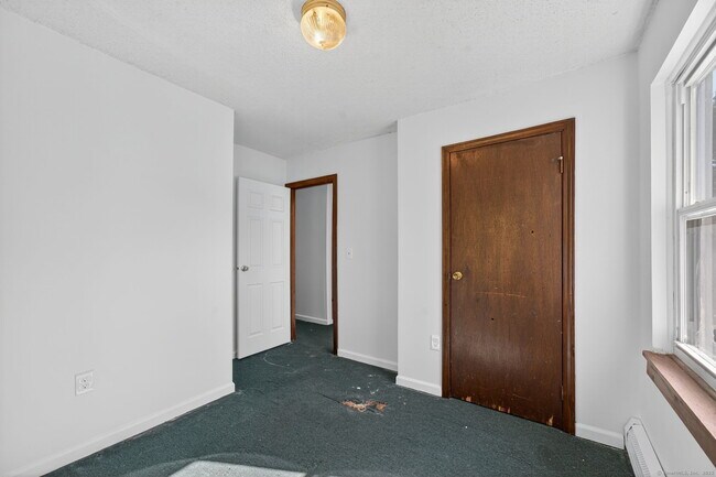 Building Photo - 33 Guilford St