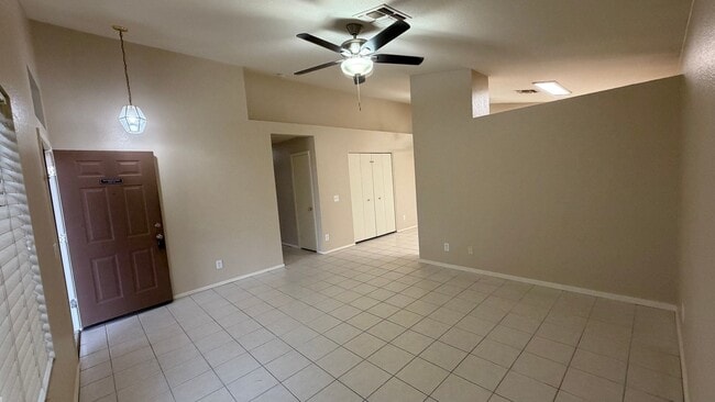 Building Photo - Freshly Painted 3 bedroom/2 bathroom Peoria Home!