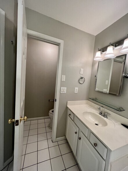 Building Photo - 116 Carriage Ct