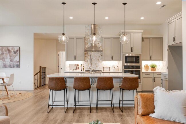 Building Photo - Stunning New Construction Five Bedroom Three Bath in South Richland!