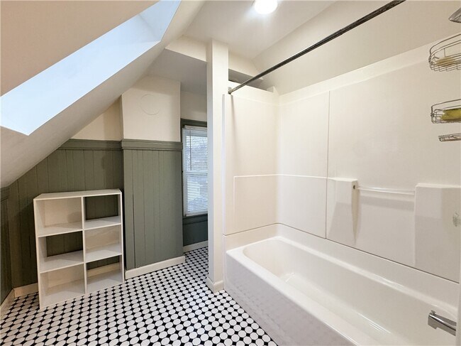 Building Photo - 102 Gregory St