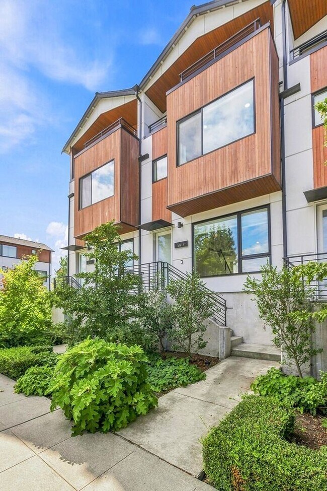 Building Photo - ULTRA-MODERN Air Conditioned Townhome in Beacon Hill (1st Month Free)