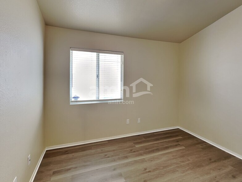 Building Photo - 325 Greenleaf Glen St