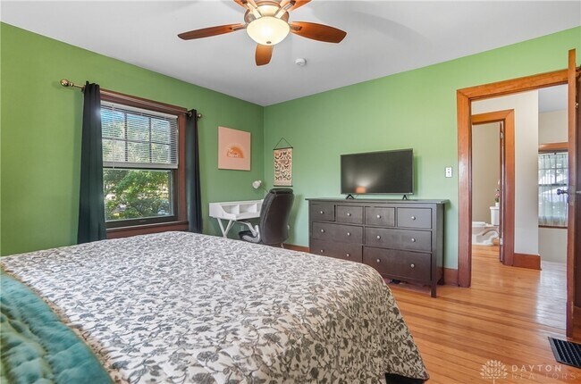 Building Photo - 518 Irving Ave