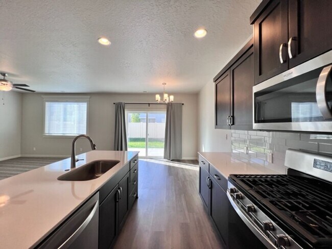 Building Photo - Beautiful Home in Meridian! Solar Power and Landscaping included.