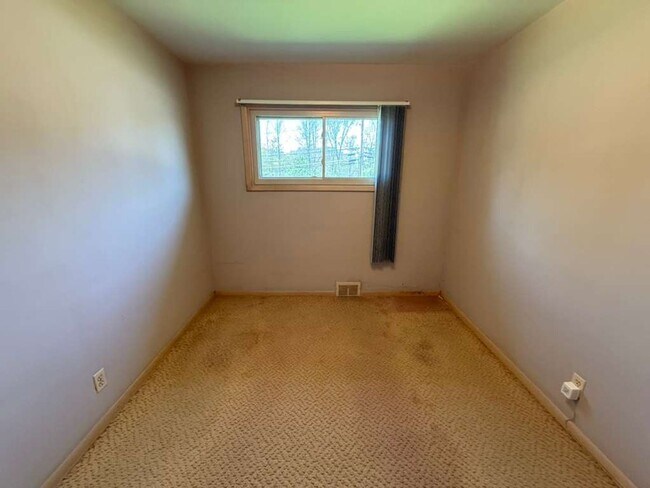 Building Photo - 3 BED 1.5 BATH SINGLE FAMILY HOME