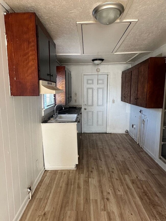 Building Photo - 2 bedroom, 1 bathroom home available in La...