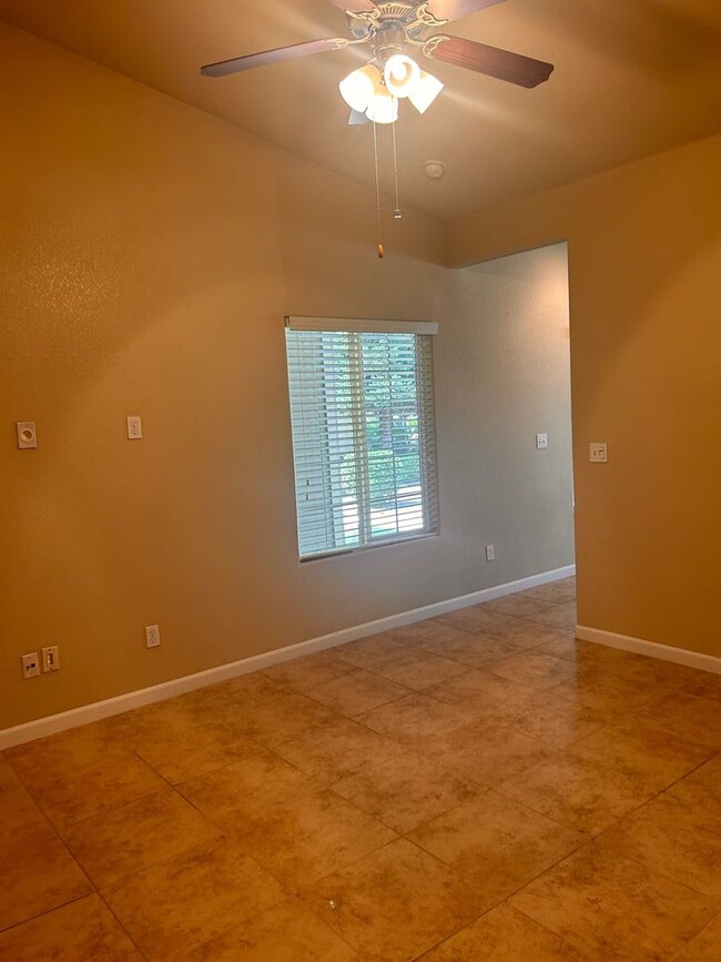 Building Photo - Beautiful home for rent in Visalia!