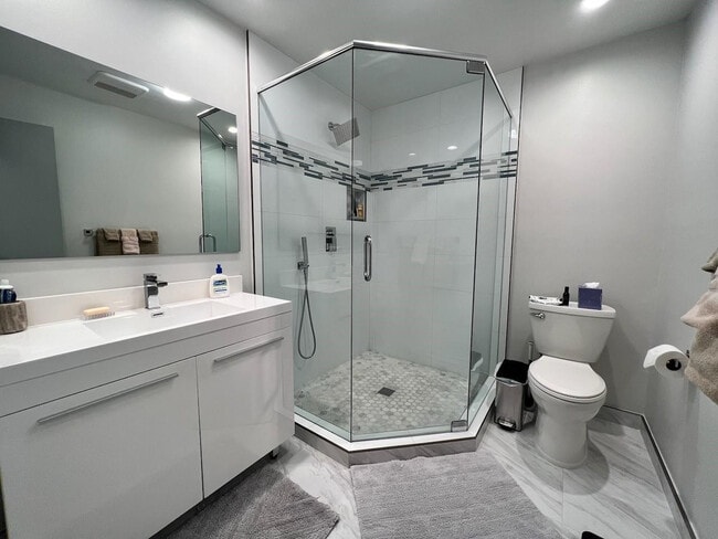 Building Photo - 4021 N Cypress Dr