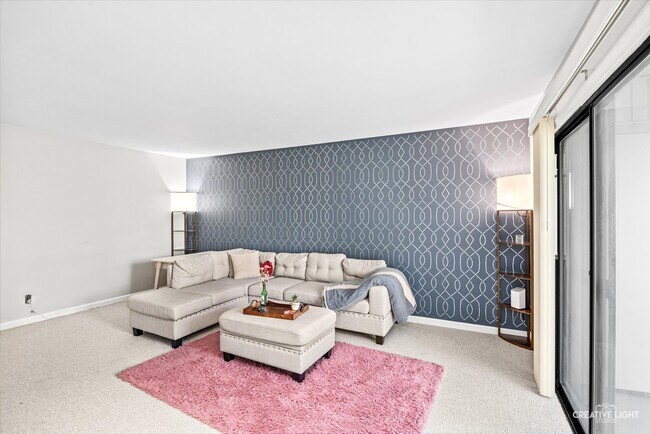 Building Photo - 2220 Country Club Dr