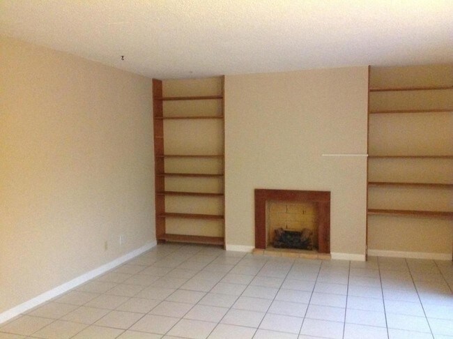 Building Photo - 166 Lake Arbor Dr