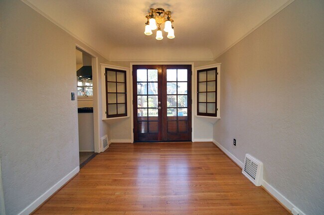 Building Photo - Spectacular 3 Bed English Tudor in the Per...