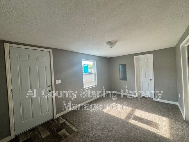 Building Photo - 917 NE Aberdeen Ave