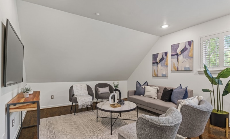 Building Photo - 1340 Bellevue Way SE