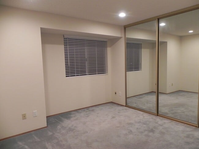 Building Photo - 4 Bed/2.5 Bath Spacious Two Story Home at ...
