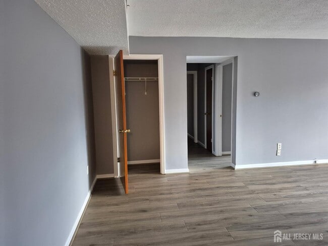 Building Photo - 915 Edison Glen Terrace