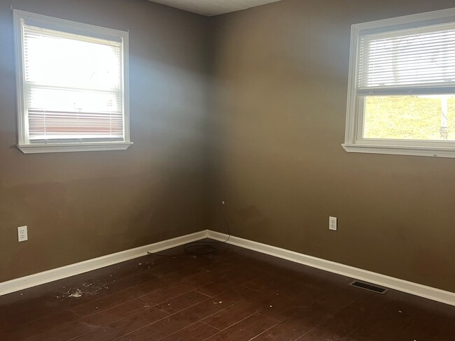 Building Photo - 2 bd 1 bath apartment with garage area loc...