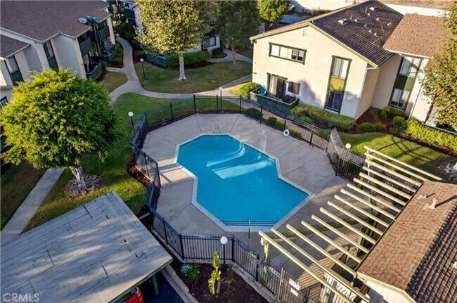 Building Photo - 1 Bed + 1 Bath Condo with 1 Carport