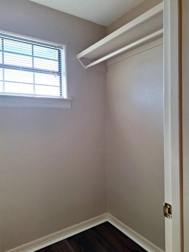 Building Photo - 1402 W Kiwi Ave