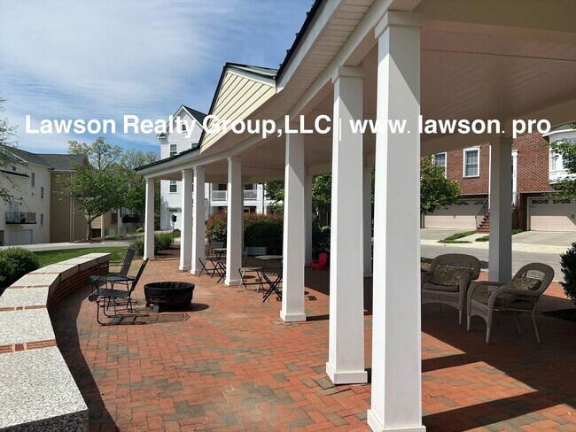 Building Photo - Luxurious Colonial Green Townhome with Garage