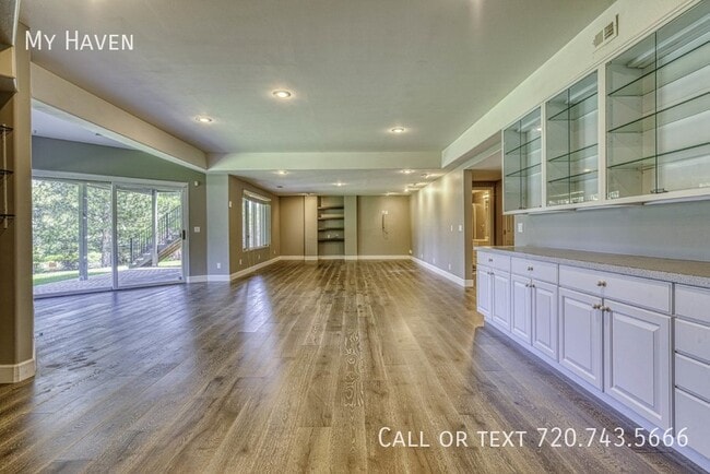 Building Photo - Stunning Heritage West home with all the b...