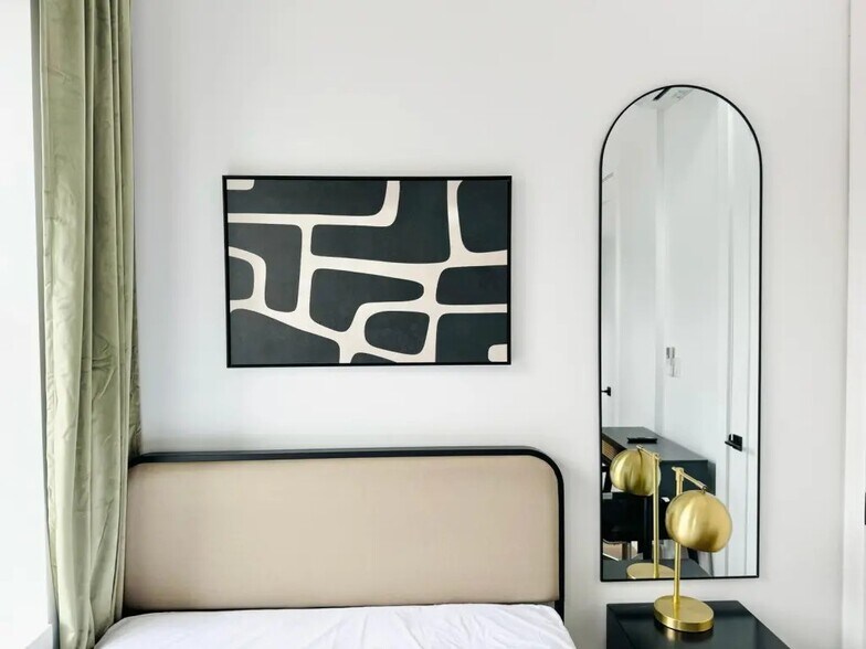 Building Photo - Furnished room/NOT APARTMENT