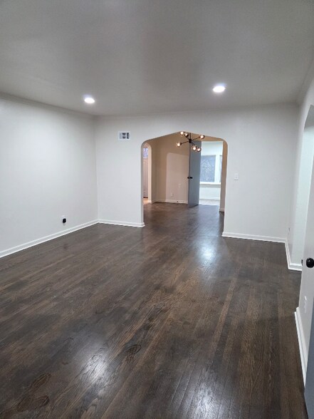 Building Photo - 1600 E 77th Terrace