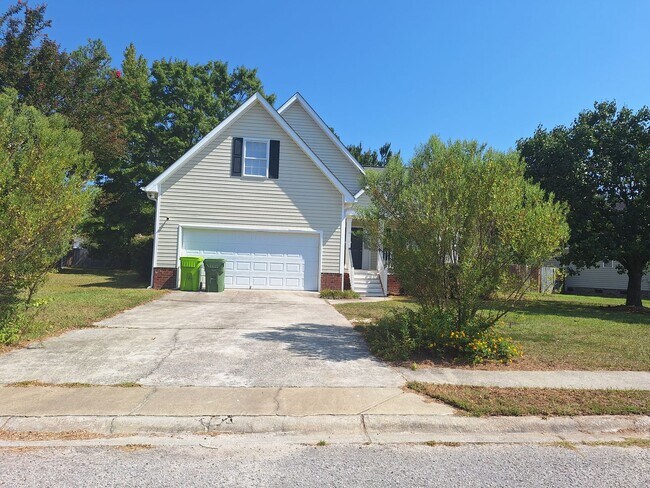 Building Photo - MOVE IN SPECIAL - $200 OFF TWO FULL MONTH'...