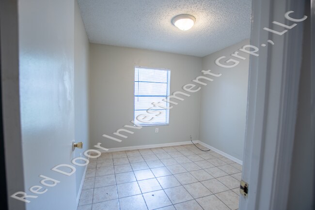 Building Photo - Spacious 3/1 Duplex with Laundry Room