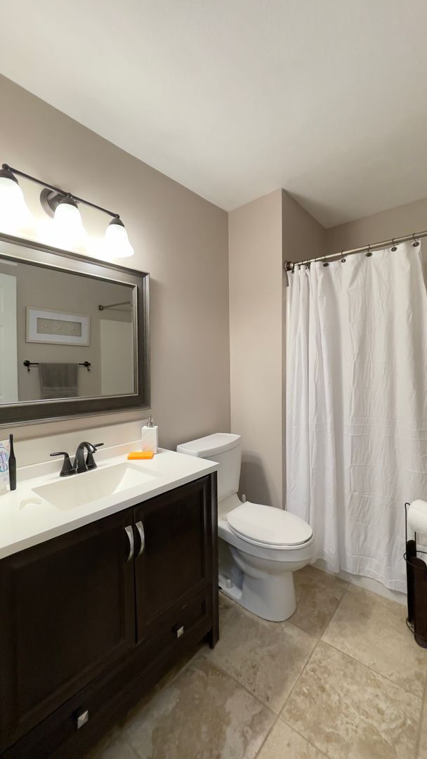 Building Photo - FURNISHED DOWNTOWN CONDO