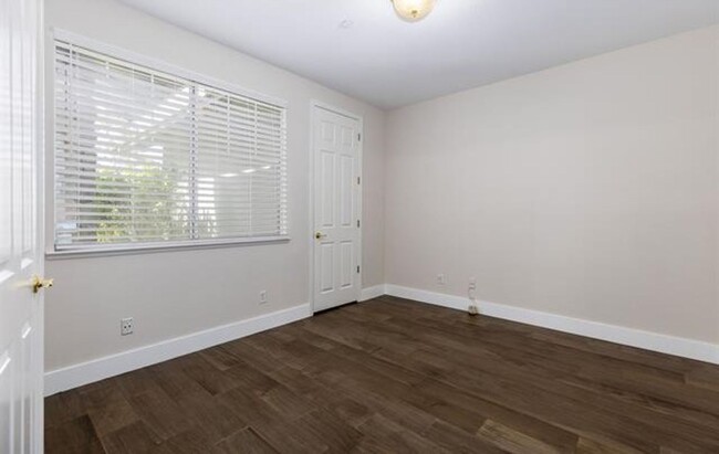 Building Photo - Livermore South Very Private 4 bedroom/3 b...