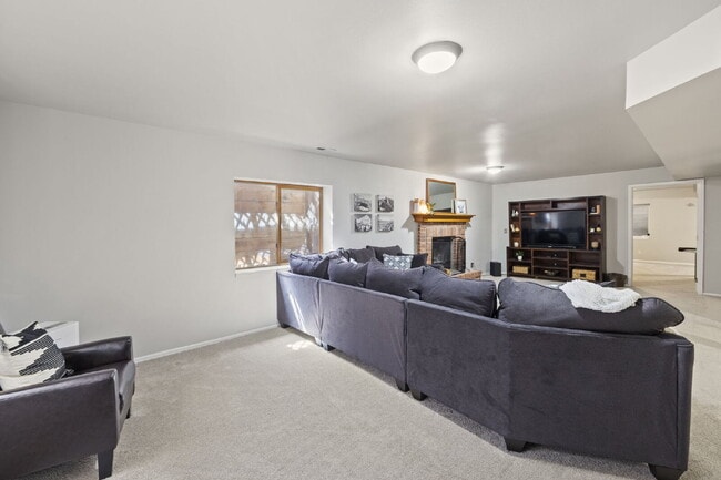 Building Photo - Spacious 6-Bedroom Broadmoor Rental with M...