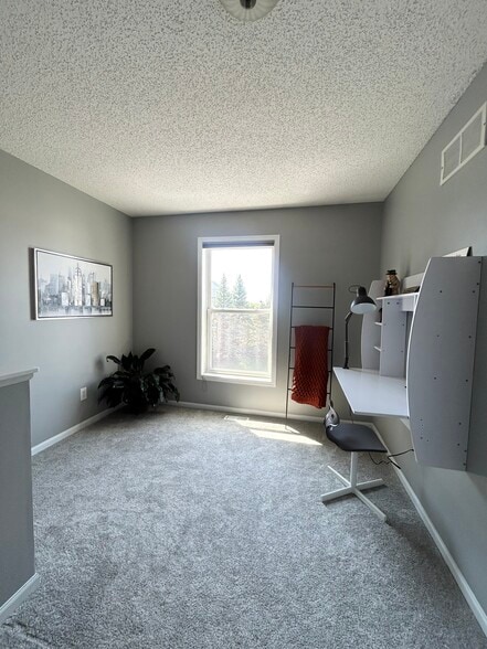Building Photo - 5166 Fairpoint Dr N