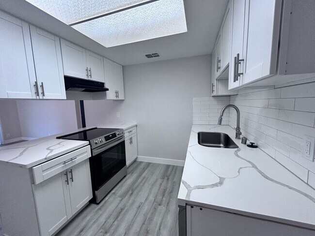 Building Photo - 10433-10433 El Mercado Dr