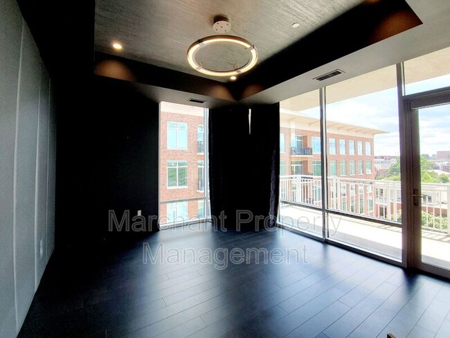 Building Photo - 220 Riverplace