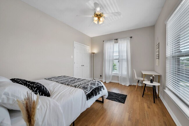 Building Photo - 1425 E James St