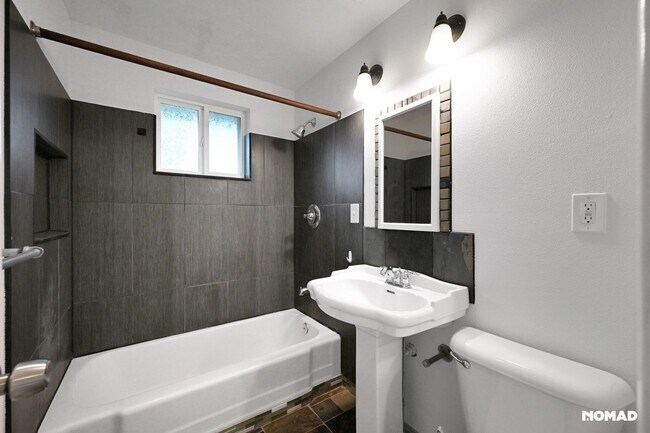Building Photo - Spacious 4BR House in Denver