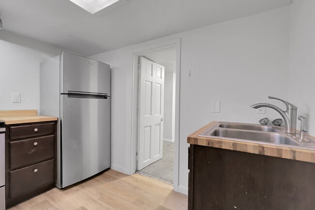 Building Photo - $1,395.00 - 2 Beds, 1 Bath, Condo in Denve...