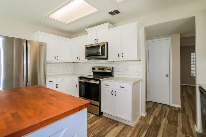 Building Photo - 324 Ellicott Dr