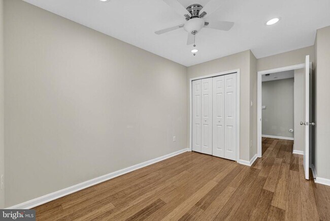 Building Photo - 8605 Western Oak Dr