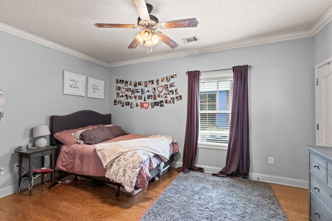 Building Photo - Fall 2026 Upscale 2 Bedroom Condo @ Plainsview Condominiums