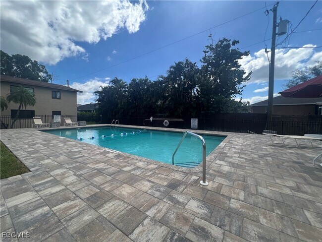 Building Photo - 7961 Gladiolus Dr