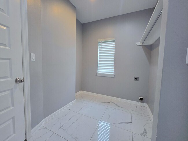 Building Photo - Beautiful Modern 4 Bed/3 Bath/2 Gar Centra...