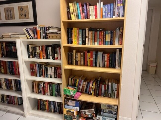 Building Photo - 2BR + DEN/2BA and Carport