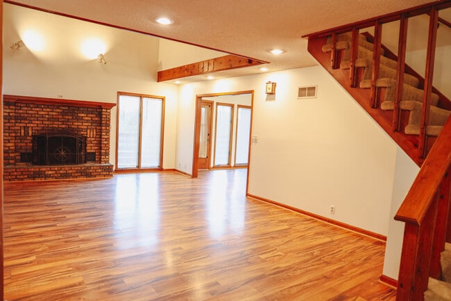 Primary Photo - 101 E Hale Lake Rd